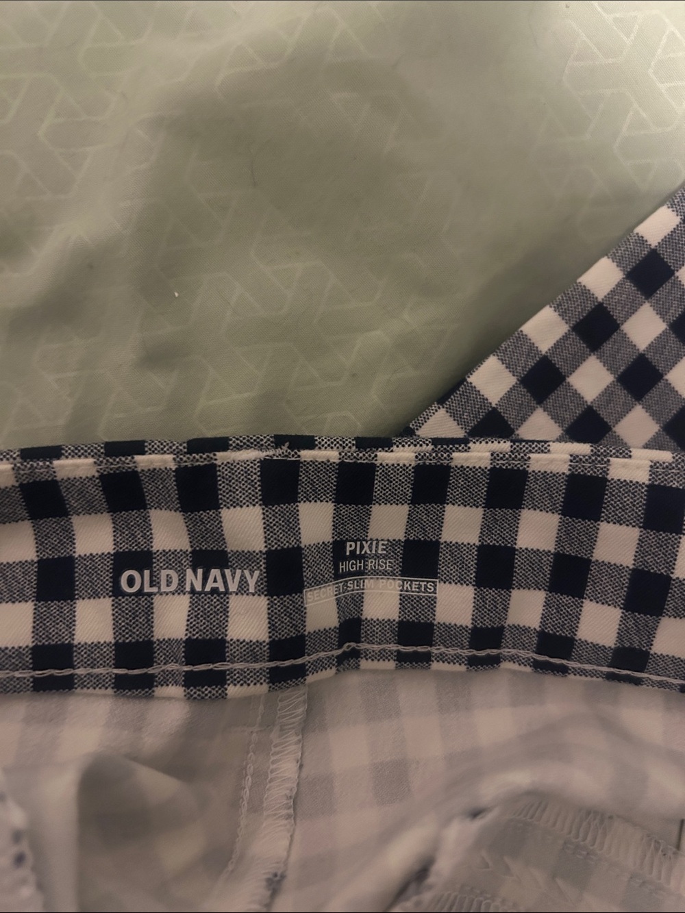 Old Navy High Rise pixie pants - Picture 3 of 4